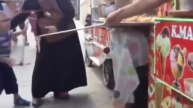 Уличен продавач на сладолед вбесява малко дете с триковете си