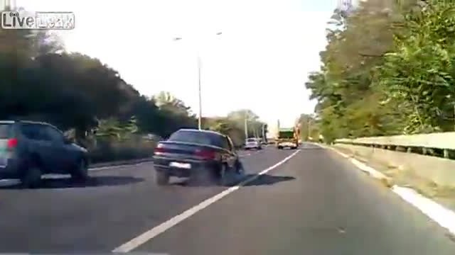 Шофьор кара  въпреки,че колата му е ударена !