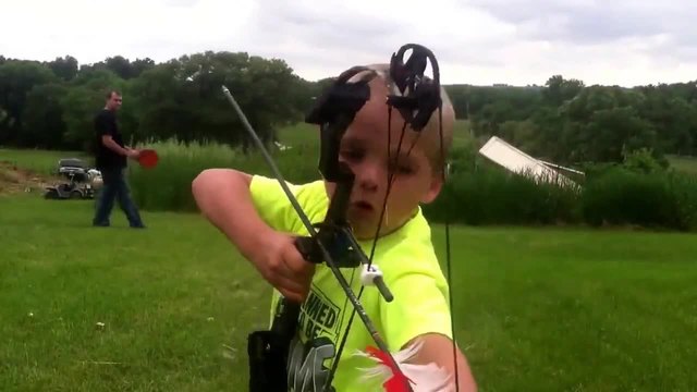 Дете прави страхотна стрелба с лък