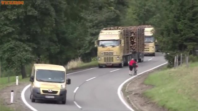 Голям конвой от камиони се спуска от планината