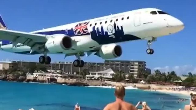 Пилот безумно ниско приземява самолет над главите на плажуващи туристи!