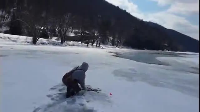 Рибар се шокира от зимният си улов !