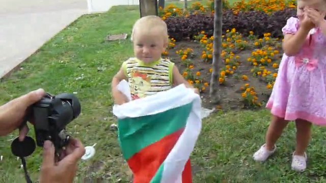 Недко снима бебчета от Русия и им говори