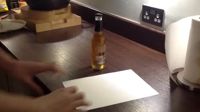 Как да отворите бутилка бира с лист хартия