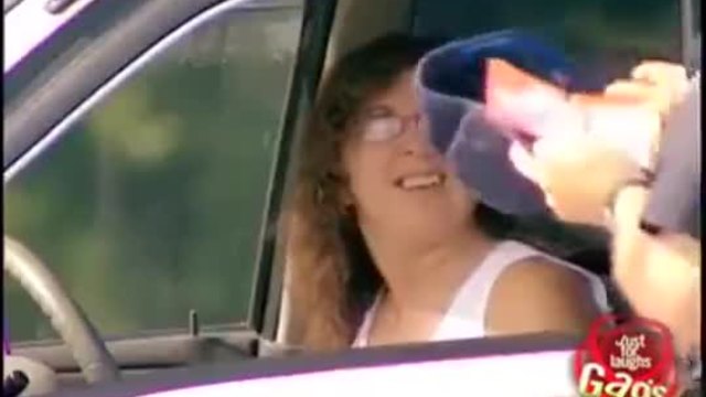 Скрита камера ..  страховит полицай