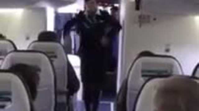 Стюардеса забавлява с танц пътниците преди полет