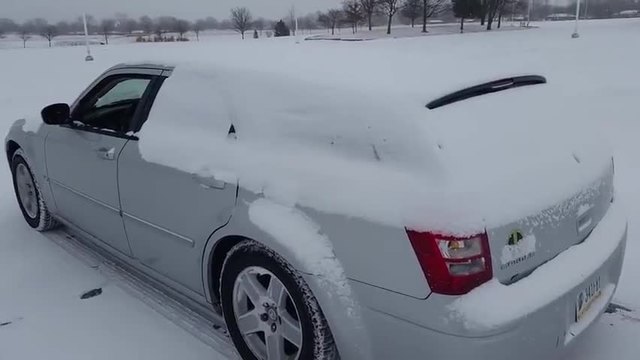 Снегопочистване на кола със зверски бас (ВИДЕО)