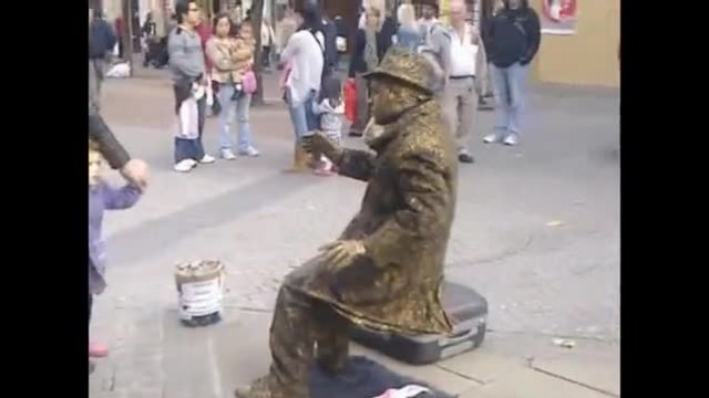Човек статуя прави изумителен трик