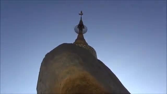 Мианмар Златната Скала и Храм на Будистите за поклонение на Връх Mt. Kyaiktiyo