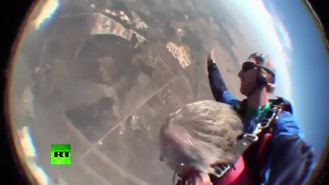 Баба скача с парашут на 100 годишнината си