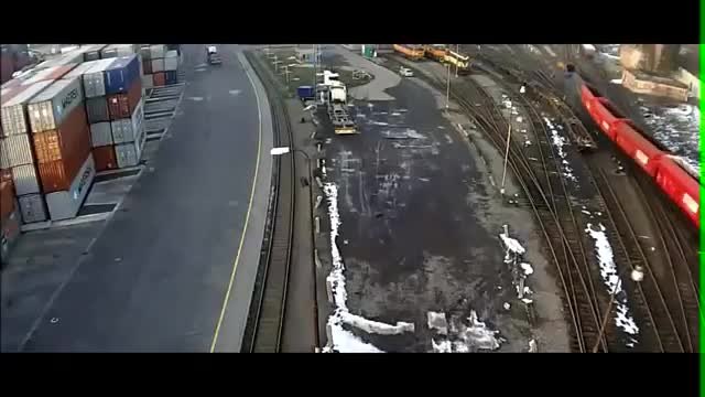 Камера заснема момент от дерайлирането на товарен влак в района на гара
