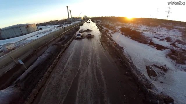 Руснаци си карат по силно наводнена улица