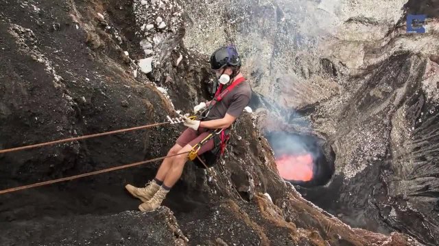 Авантюрист се спуска в кратера на активен вулкан