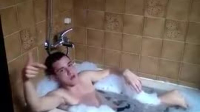 Бийтбокс в ваната на хотел Родина