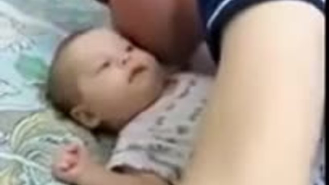 Баща открива начин как да приспи бебето си