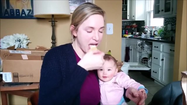 Бебе харесва звука на чипса
