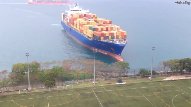 Товарен кораб плава и спира точно до футболно игрище