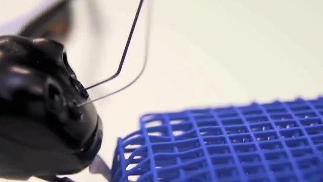 Големи бионични мравки да обединят усилията си , за да се движат обекти