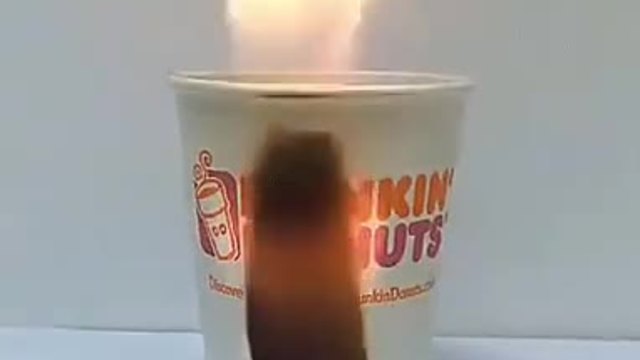 Страхотен ефект при възпламеняване на чаша