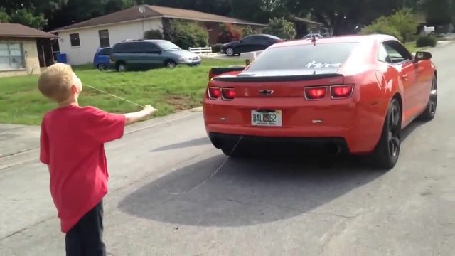 Баща изважда зъба на сина си с Chevrolet Camaro