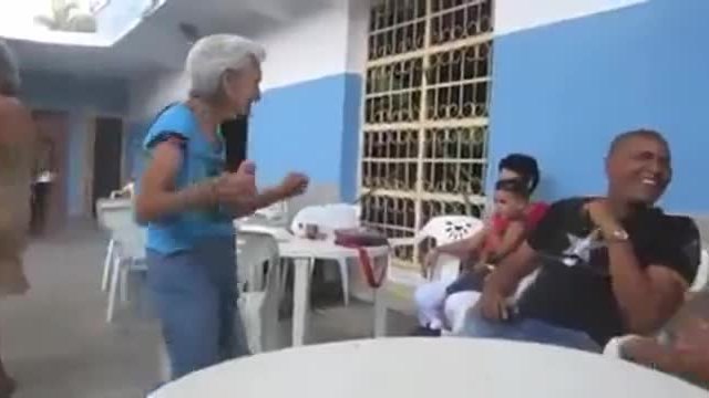 танцуващата баба