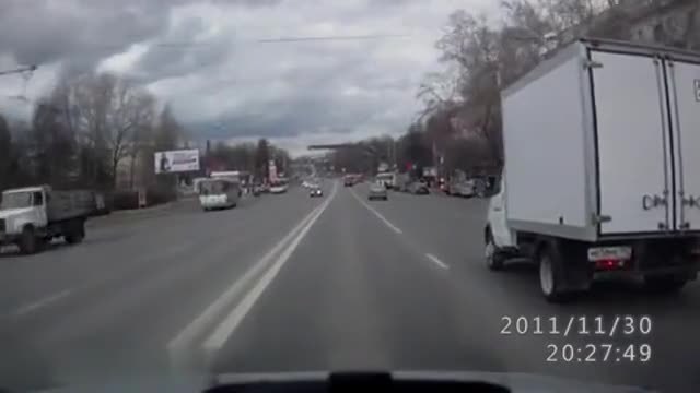 Пешеходец дава на място присъдата на шофьор с идиотско поведение !