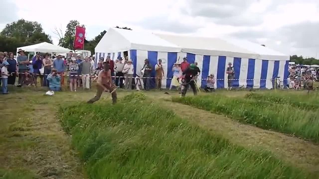 Мъж победител срещу моторна косачка на трева