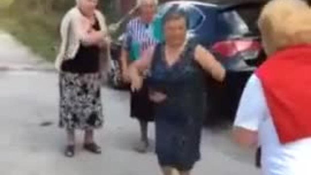 Баби скачат на въже