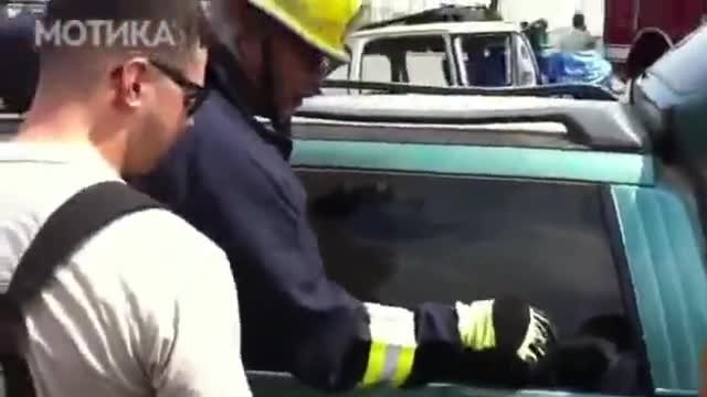 Пожарникар показва на младежи как се троши прозорец на кола с един пръст