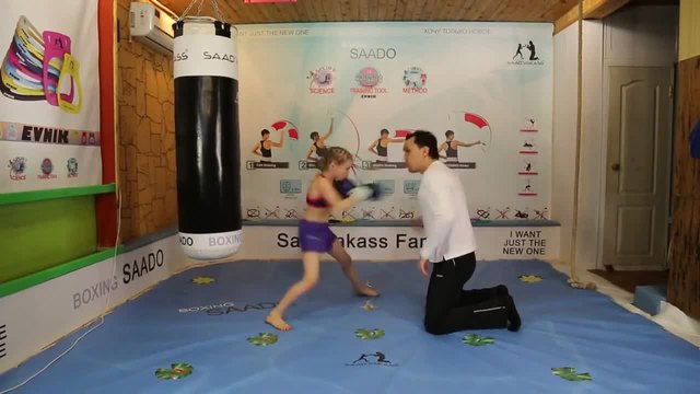 Момиче на 8 години показва впечатляващи умения по бокс