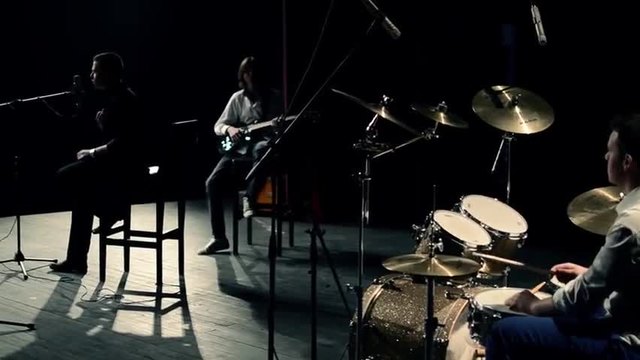 Премиера !! Vuk Stojanovic &amp; Arlekino Bend - Okreni se i idi (official Video) Обърни се и върви