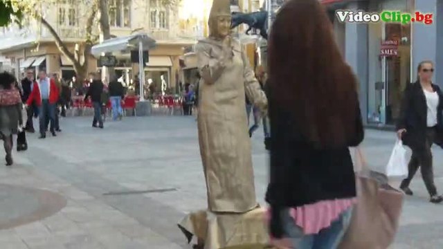 Неподвижни живи статуи В центъра на Пловдив 2015 поздравяват хората