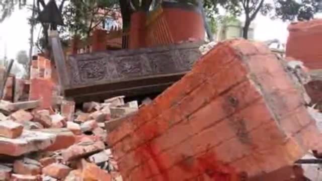 Силно земетресение в Непал - Най-малко 450 души погреба опустошителният трус
