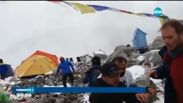 Кадри с лавината, която удари лагер под Еверест