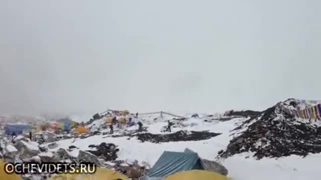 Лавина връхлита базов лагер на алпинисти под връх Еверест!