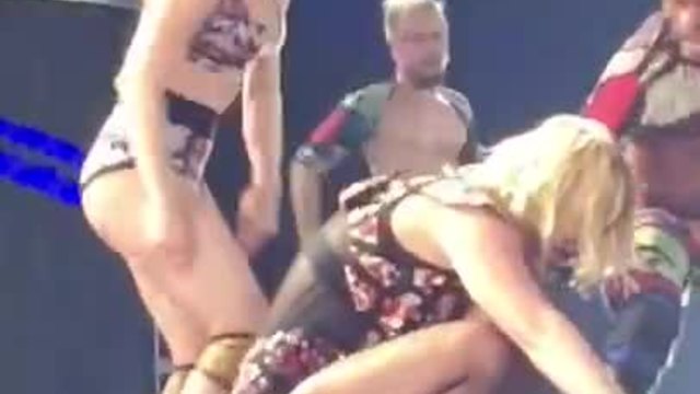 Britney Spears пада на сцената
