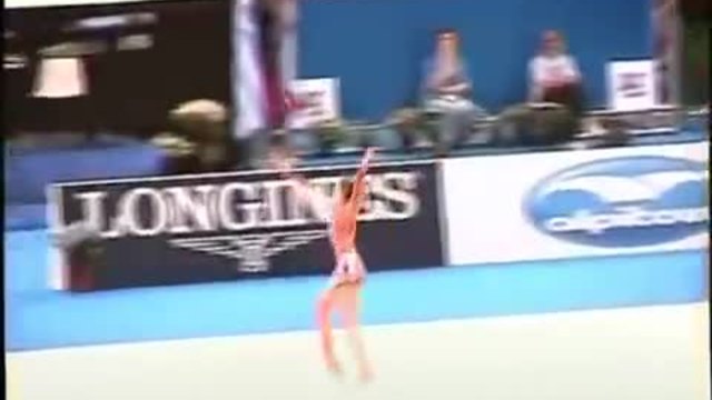 Тази БЪЛГАРСКА гимнастичка започна упражненията от земята, но когато се изправи... очите ви ще останат на екрана !!! (ВИДЕО)