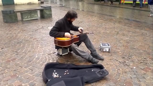 Талантлив уличен музикант