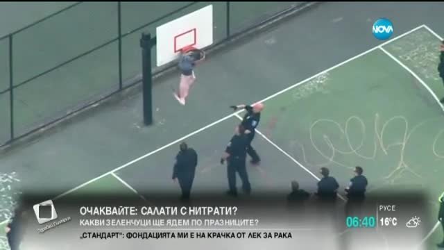 Полицията спаси мъж, заклещил се в баскетболен кош