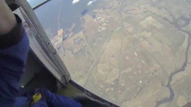 Мъж скочи от самолет и парашутът му не се отвори!!! (ВИДЕО)