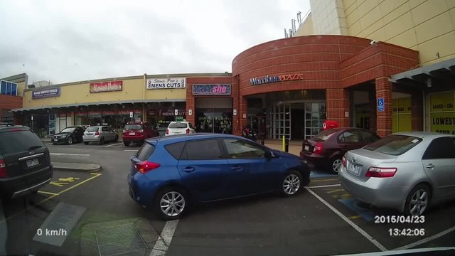 Жена с кола на пазар - докато паркира магазина ще затвори !