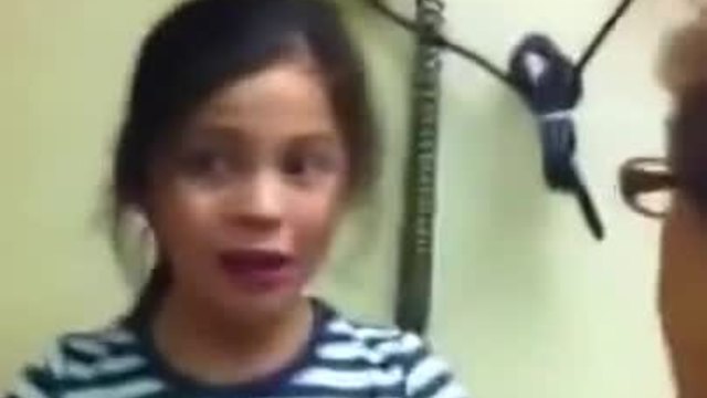 Момиче плаче, защото ще и бият инжекция.