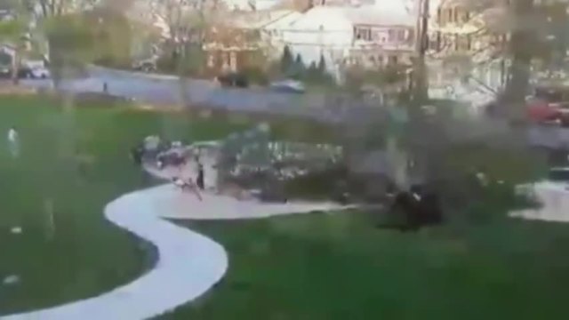 Ужасяваща гледка Огромно дърво рухна върху детска площадка в град Челси в американския щат Масачузетс