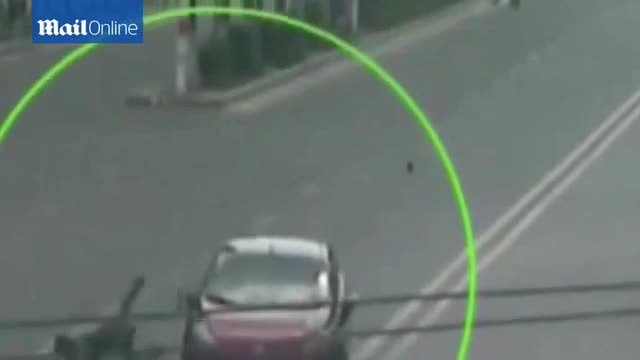Измамник се хвърля пред кола, за да изнудва шофьора