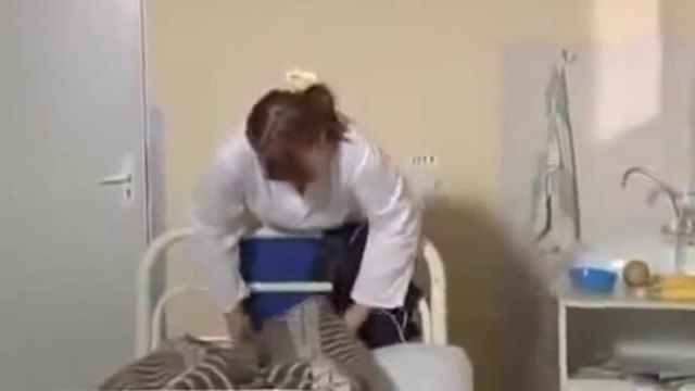 Медицинска сестра влиза в стаята на болен и онемява от гледката! (ВИДЕО)