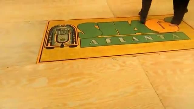 Тази възрастна двойка излезе на дансинга и изчака музиката да започне. Секунди по-късно  ВСИЧКИ останаха БЕЗ ДУМИ! (ВИДЕО)