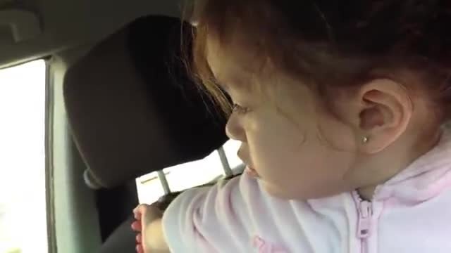 Те пуснаха известна песен на АДЕЛ... Това, което 2-годишното дете направи е НЕВЕРОЯТНО! (ВИДЕО)