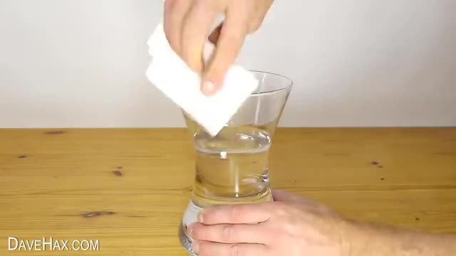 Той взема едно прозрачно тиксо и залепи няколко ленти на ръба на чаша! ВИЖТЕ тази ГЕНИАЛНА идея! (ВИДЕО)