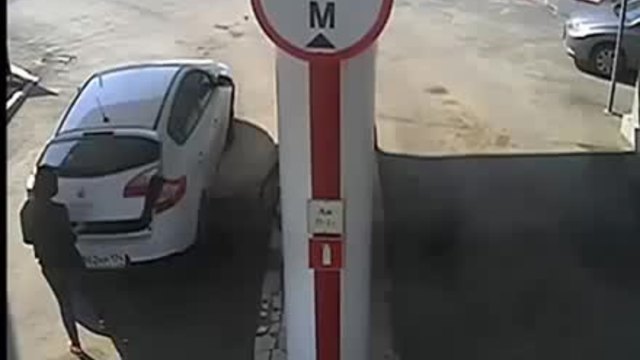 Ето как небрежна жена зарежда колата си с гориво !