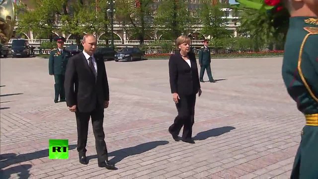 Владимир Путин и Ангела Меркел положиха венци пред гроба на Незнайния воин